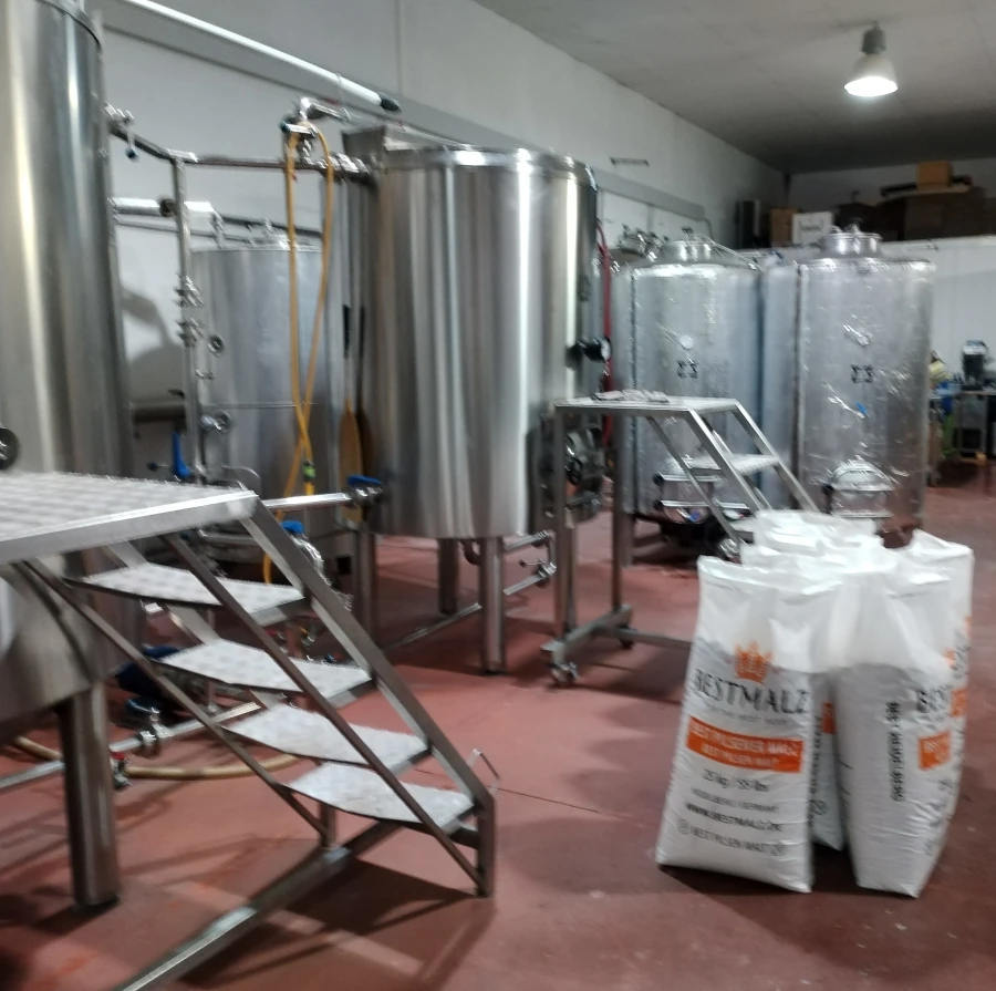 En la fábrica, preparando el cocimiento